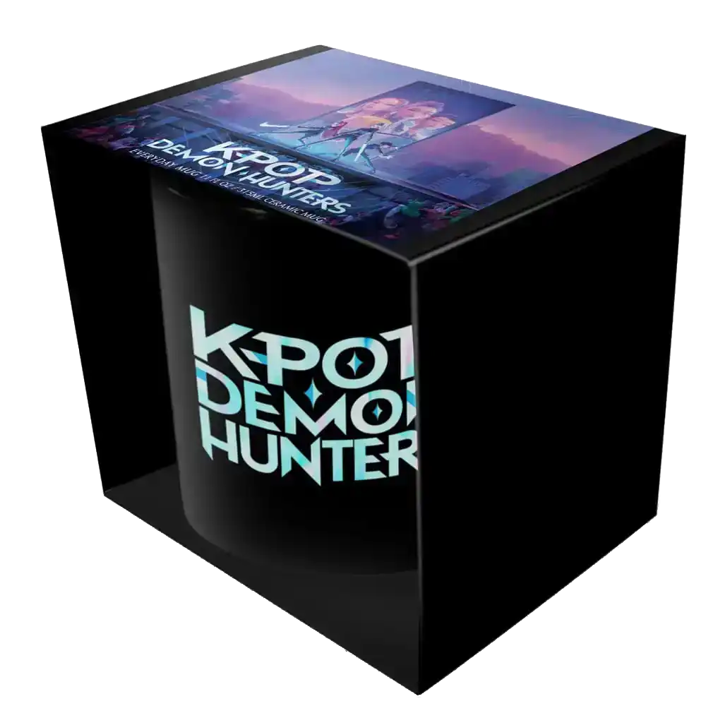 Taza negra con estampado "KPOP DEMON HUNTER" en caja negra.