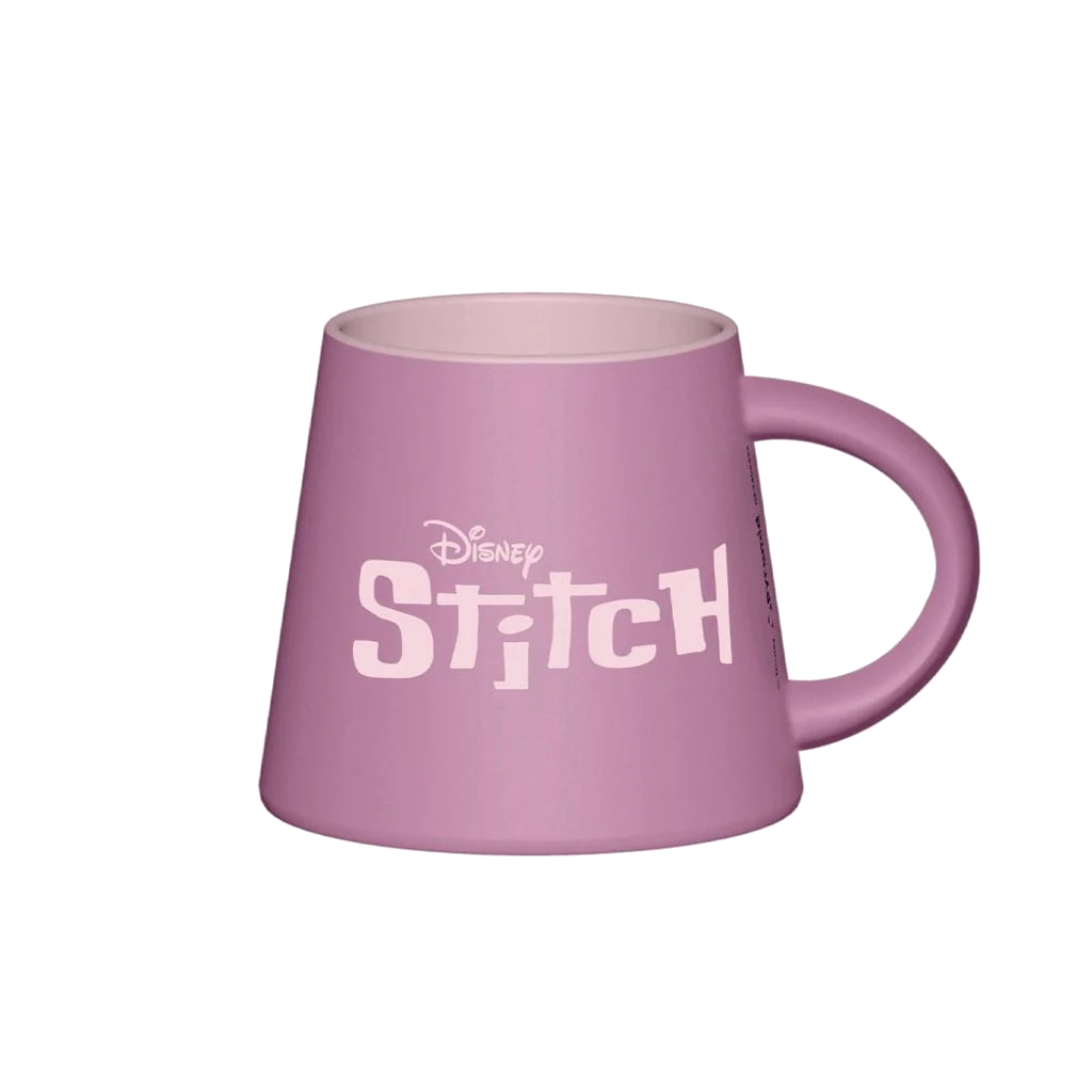 Una taza rosa de Disney Stitch con letras blancas.