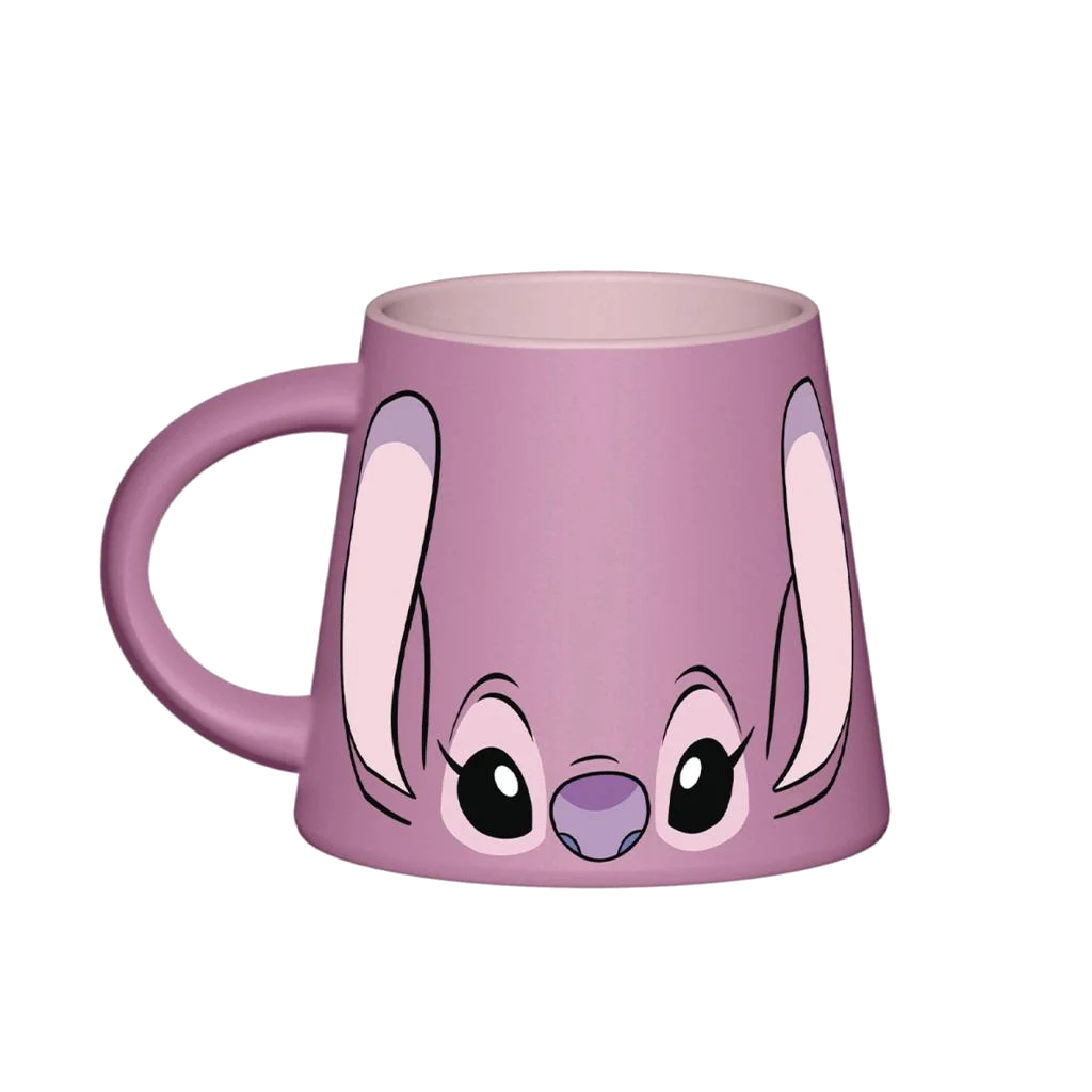 Una taza lavanda con la cara de un personaje de dibujos animados, orejas y asa.