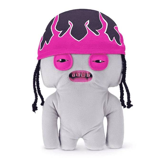 Personaje de peluche gris con bandana de llamas rosa y trenzas.