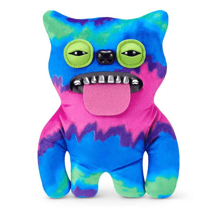 Un monstruo de peluche colorido con ojos verdes, nariz negra y lengua rosa.