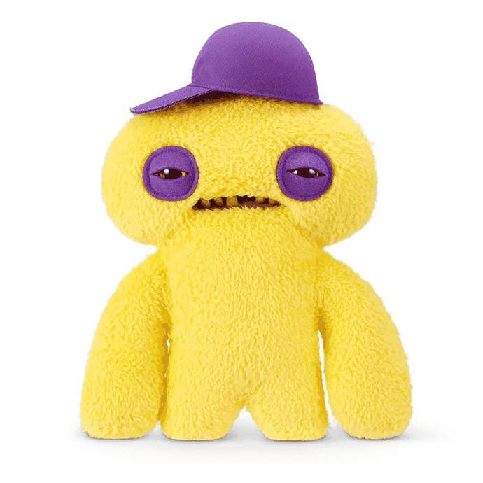 Un peluche amarillo con ojos morados y gorra morada.