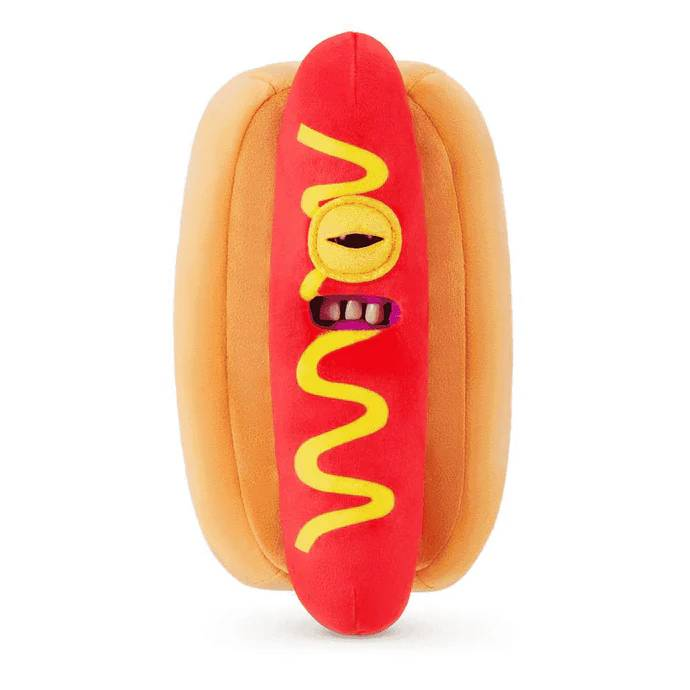 Un hot dog de peluche con cara y mostaza amarilla.