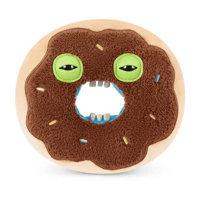 Un peluche de donut marrón con ojos verdes y dientes blancos.