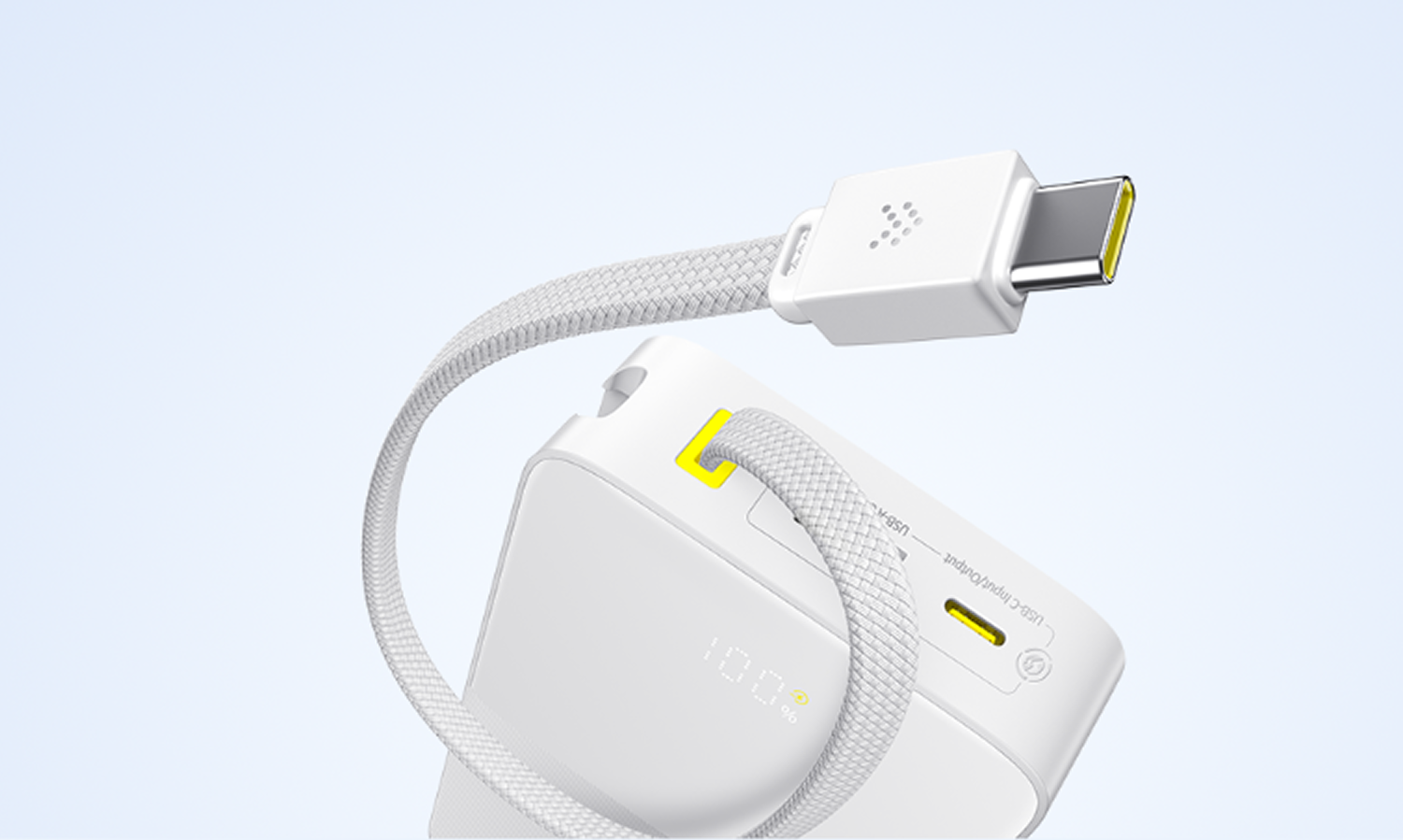 Batería externa blanca con cable USB-C blanco y detalles amarillos. Carga del 100% mostrada.