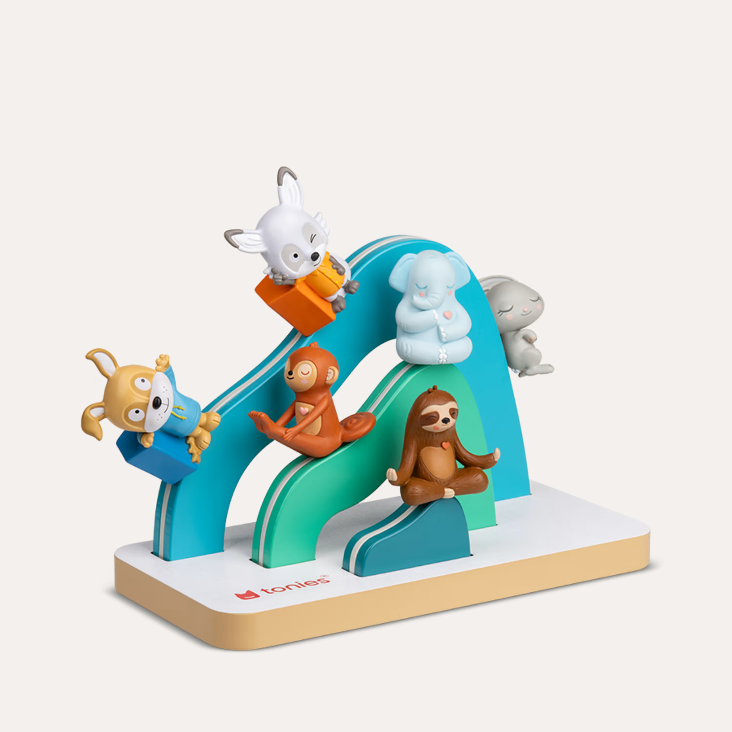 Spielzeugtiere auf einer bunten Rutsche: Hund, Affe, Faultier, Elefant, Raccoon.