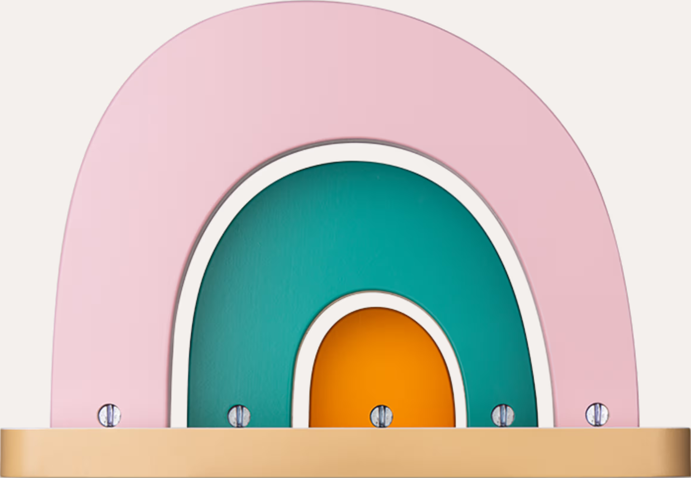 Ein stilisierter Regenbogen aus rosa, türkisen und orangen Bögen auf einem Holzsockel.