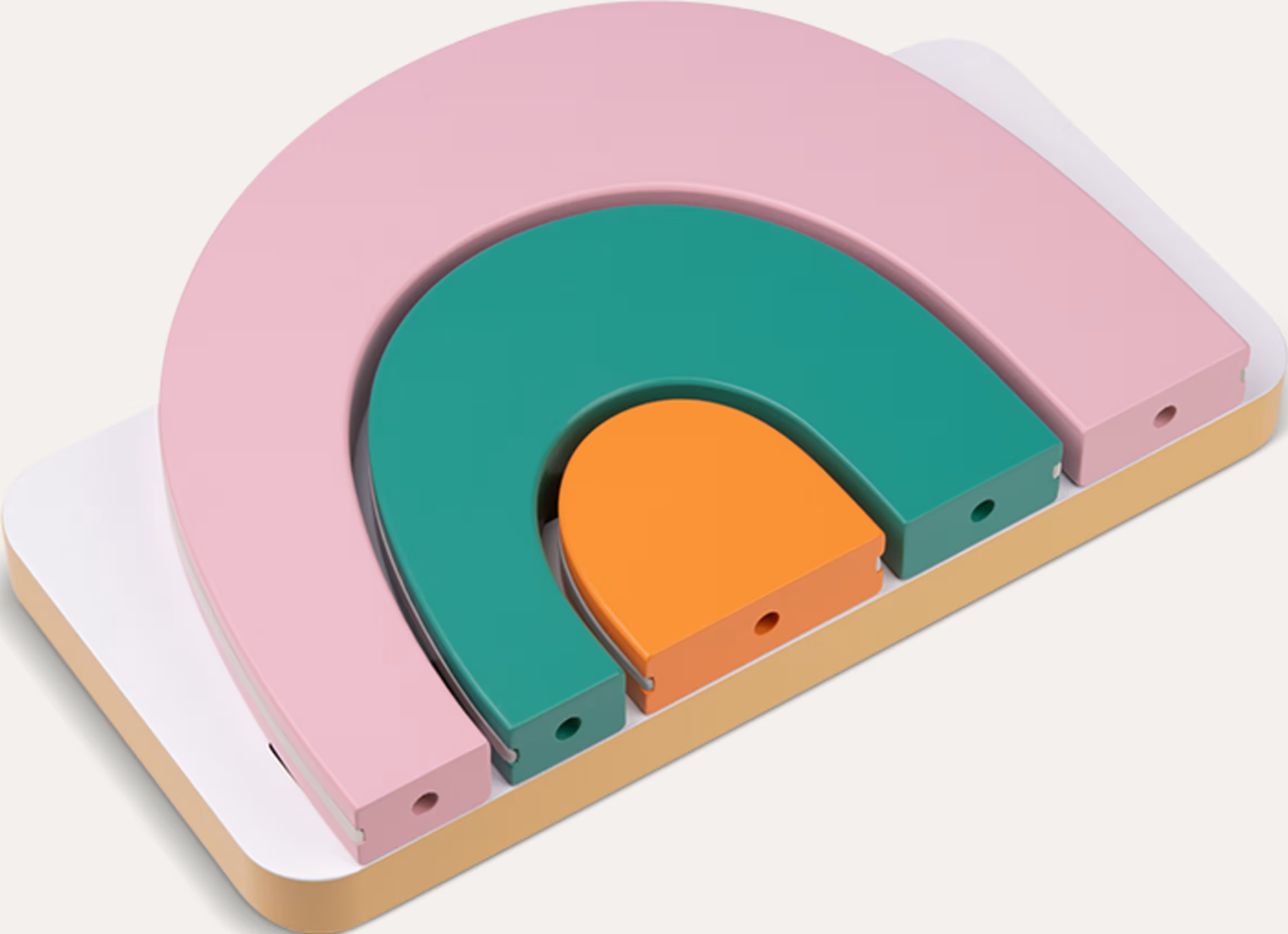 Ein Holzspielzeug mit drei gebogenen Blöcken in Rosa, Grün und Orange.