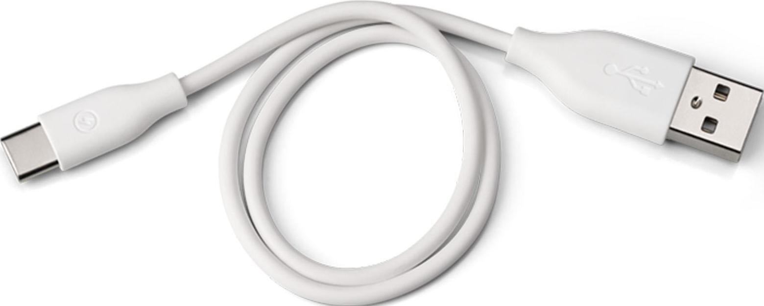 Un cavo bianco da USB-C a USB-A su una superficie bianca.