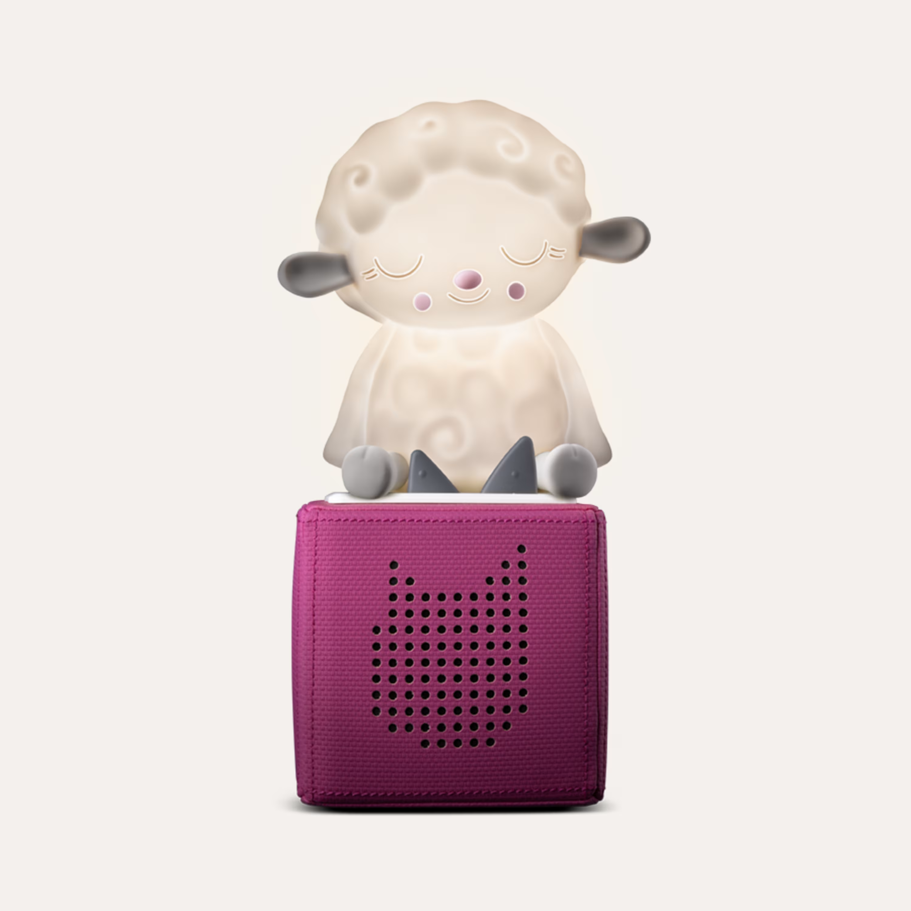 Una pecora luminosa siede su un cubo viola con fori neri.