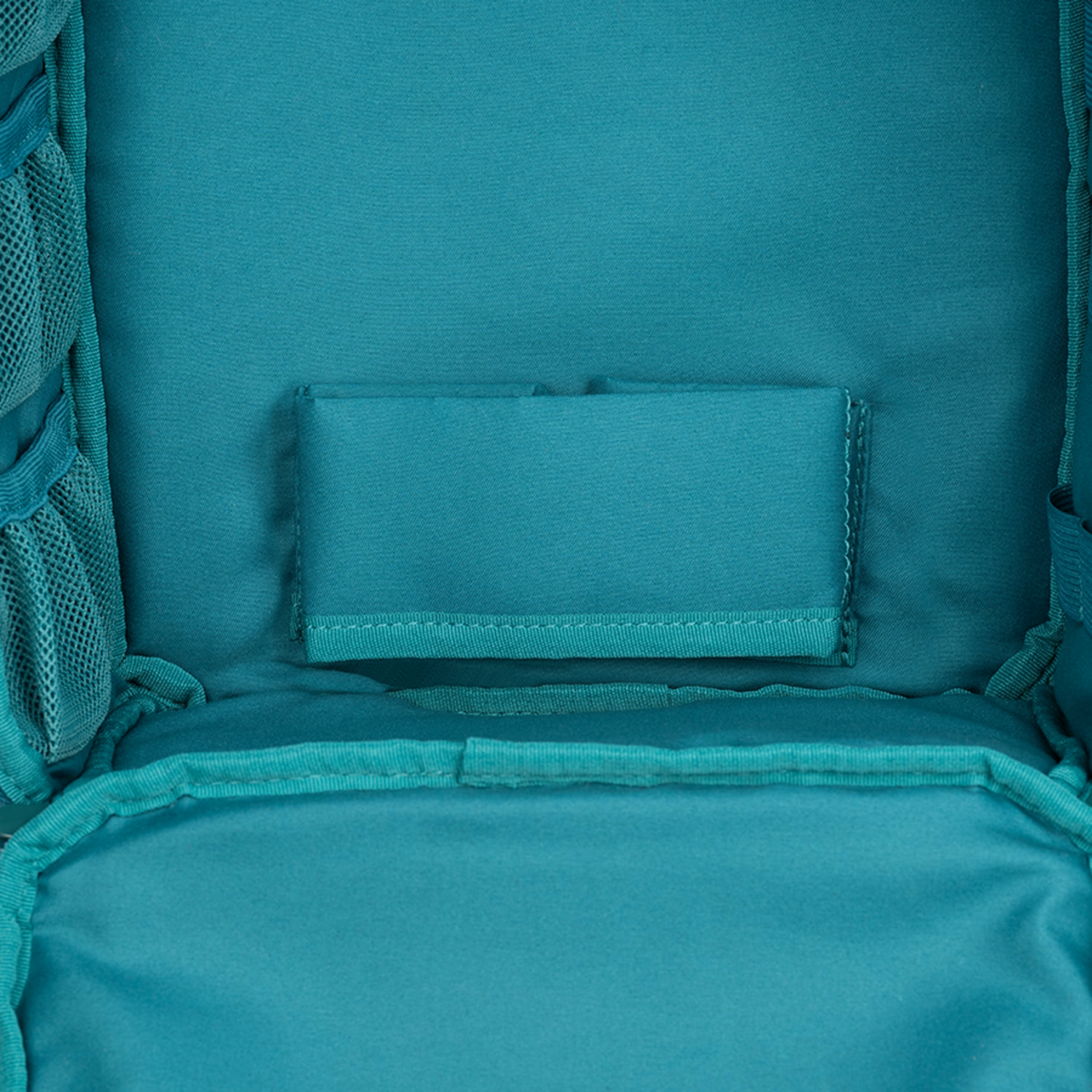 L'interno di una borsa color ottanio con una piccola tasca e tasche laterali in rete.