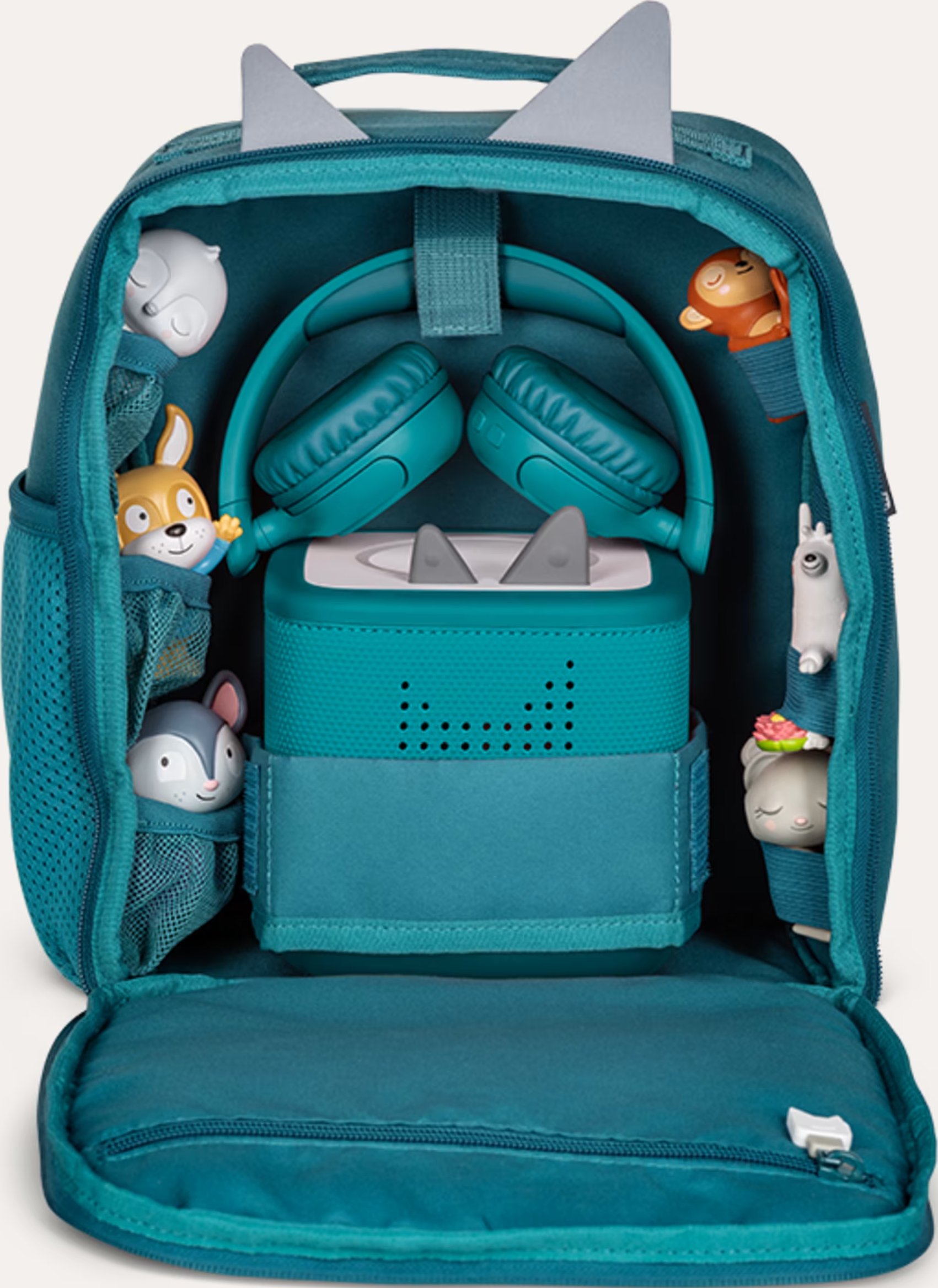 Uno zaino blu con varie figure di animali e cuffie all'interno.