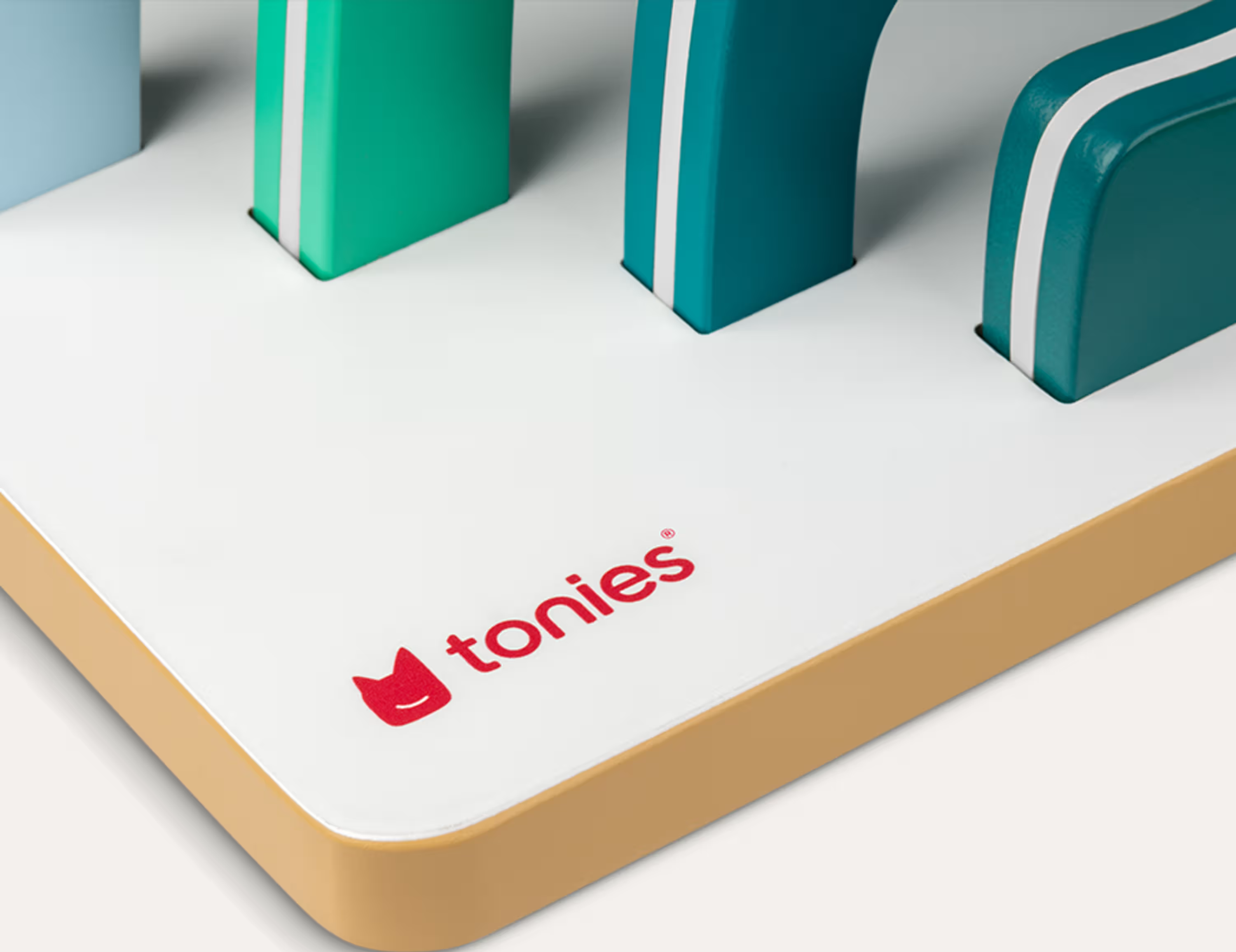 Ein bunter Spielzeugturm mit dem Tonies-Logo auf weißem Grund.