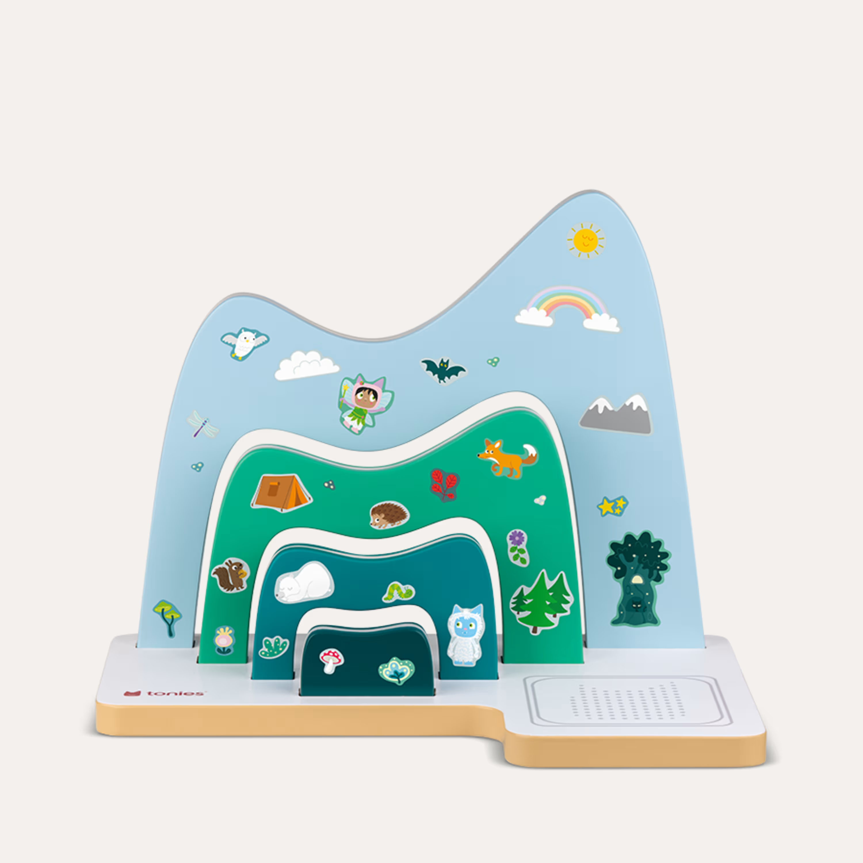 Bunte Spielzeuglandschaft mit Waldtieren, Feen und Naturmotiven.