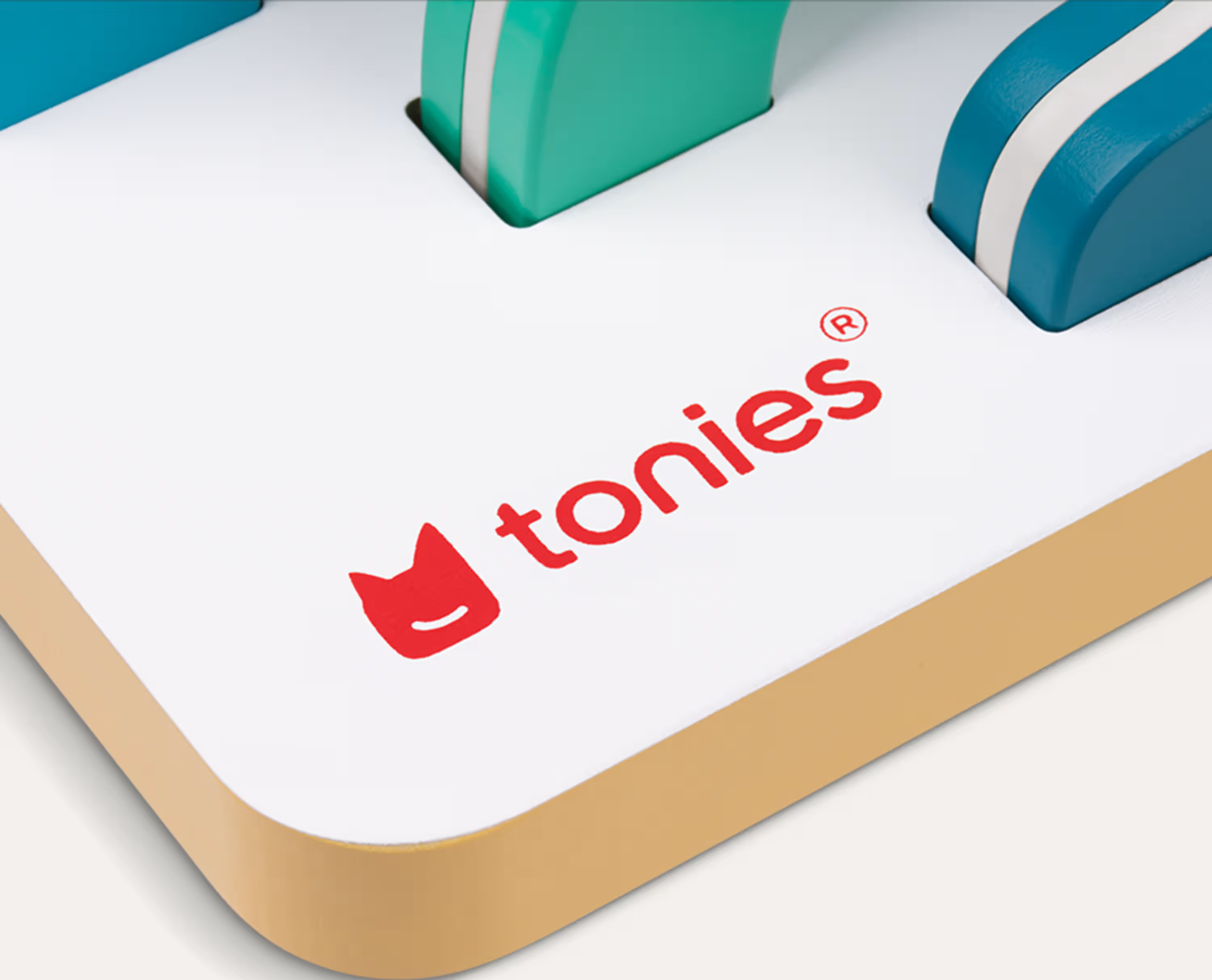 Detailaufnahme eines Tonies-Produkts mit roten Schriftzug und grünen und blauen Elementen.
