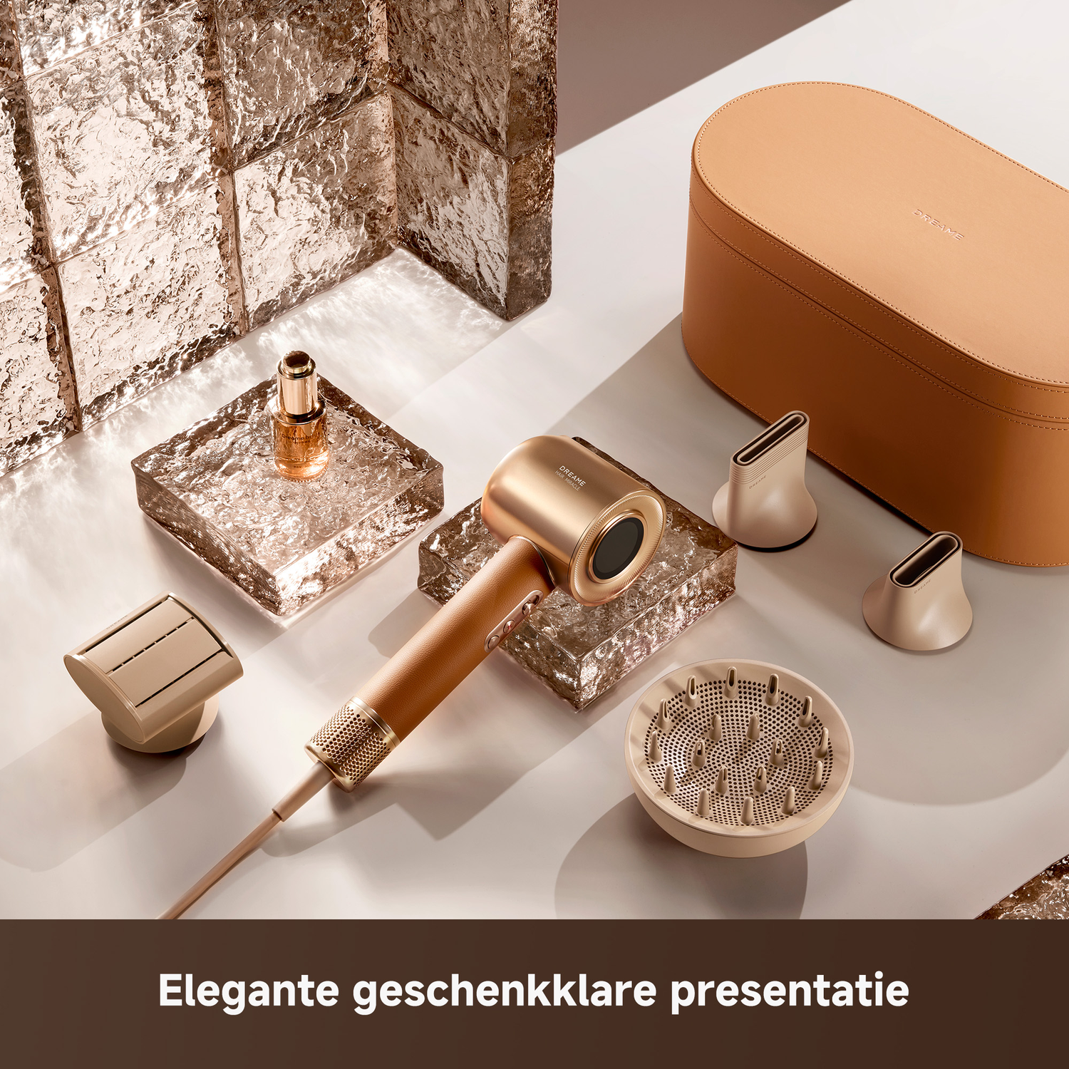 Gouden haardroger met accessoires en opbergkoffer op gladde oppervlakken.