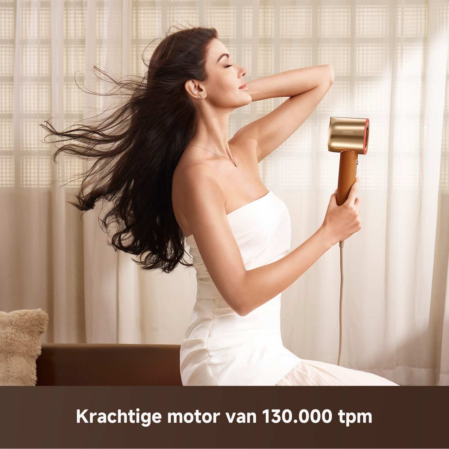 Vrouw met donker haar droogt haar met een gouden haardroger.