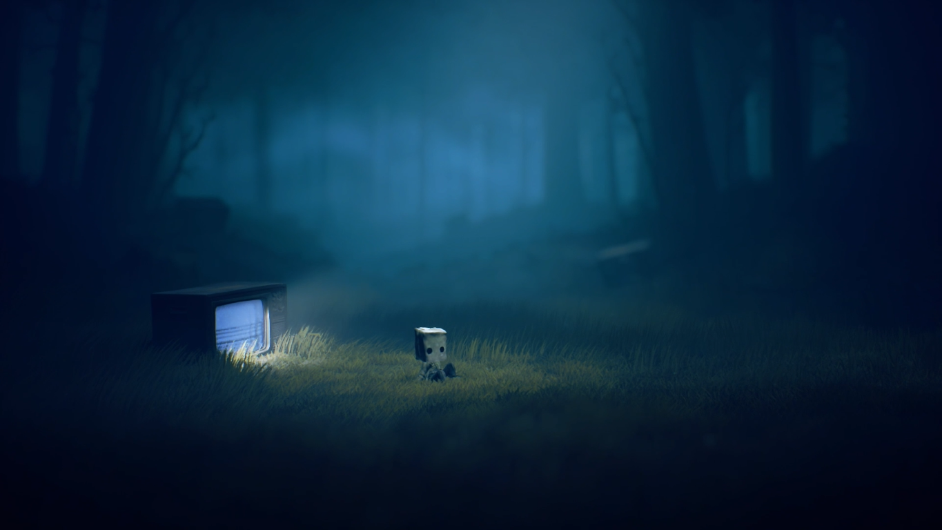 Mała postać z torbą na głowie siedzi obok świecącego starego telewizora w ciemnym, mglistym lesie.