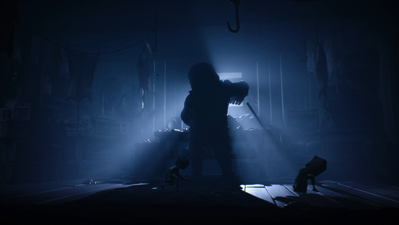 Postać w sylwetce stoi w słabo oświetlonym, zadymionym pokoju z dwiema małymi postaciami.