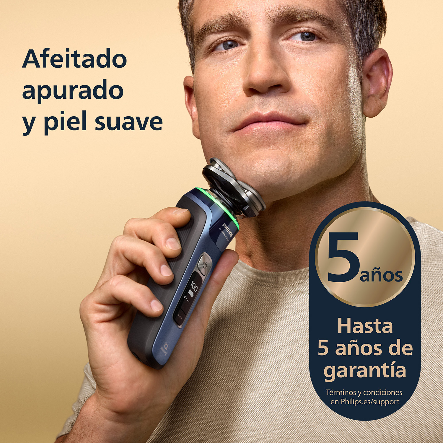 Hombre se afeita con afeitadora Philips, 5 años garantía.
