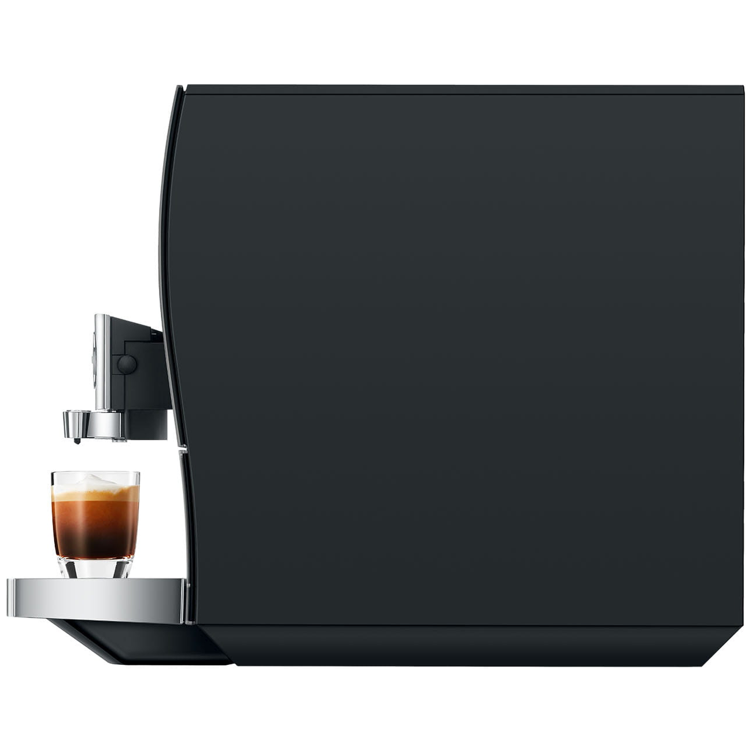 Zwarte koffiemachine met een glas vers gezette espresso.