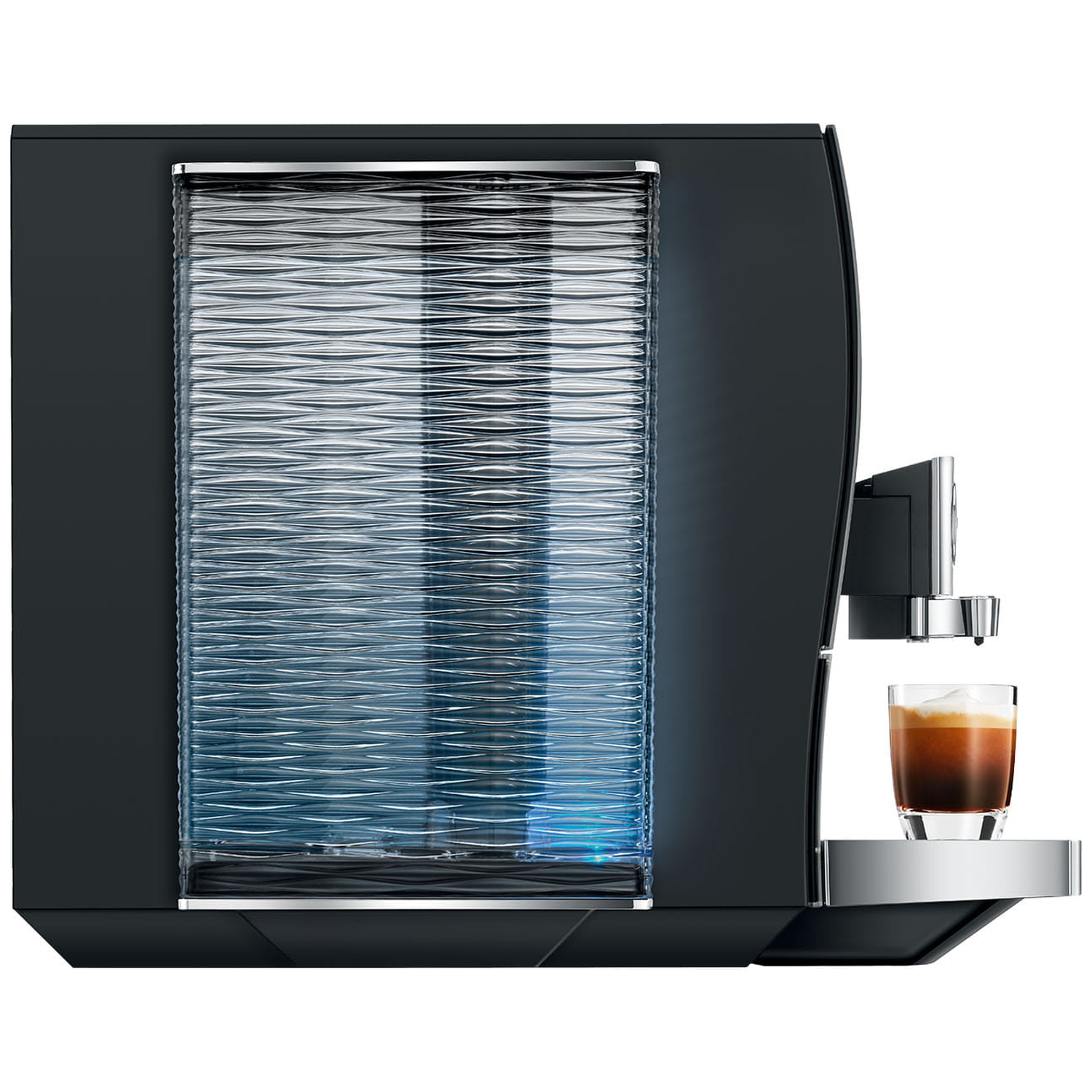 Zwarte koffiemachine met glazen watertank en een glas espresso.
