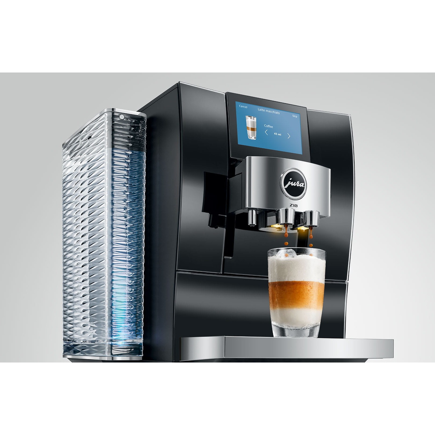 Een zwarte koffiemachine zet een latte macchiato in een glas met ijsblokjes.