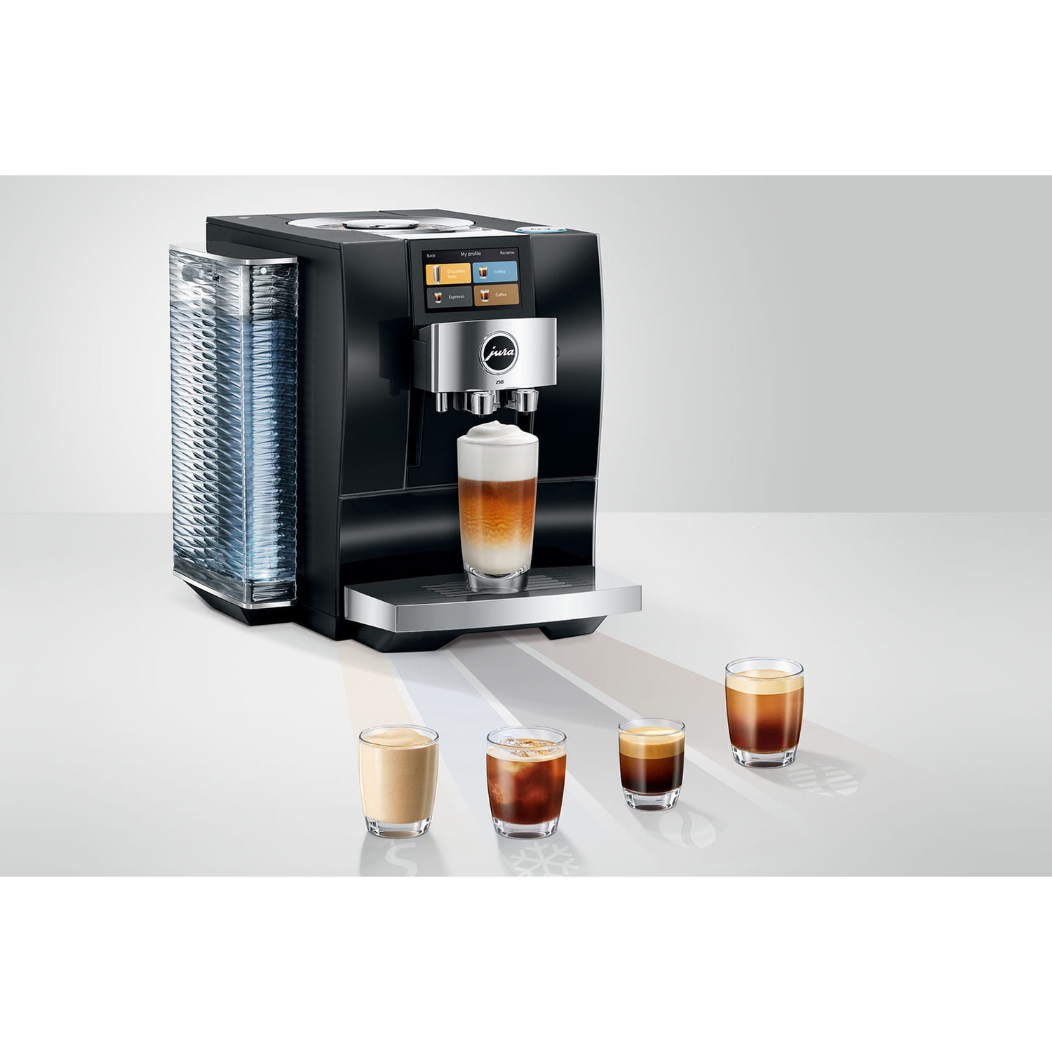 Een zwarte koffiemachine met een glas latte en drie espresso's ernaast.