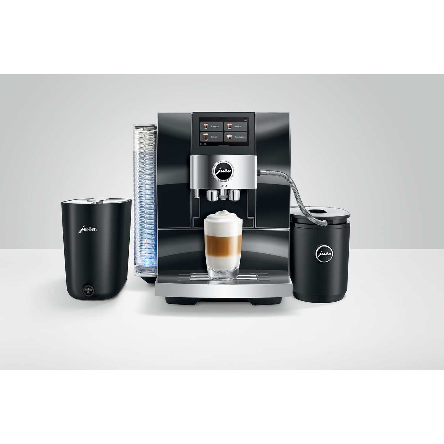 Moderne zwarte volautomatische koffiemachine met melkreservoir en glas latte macchiato.