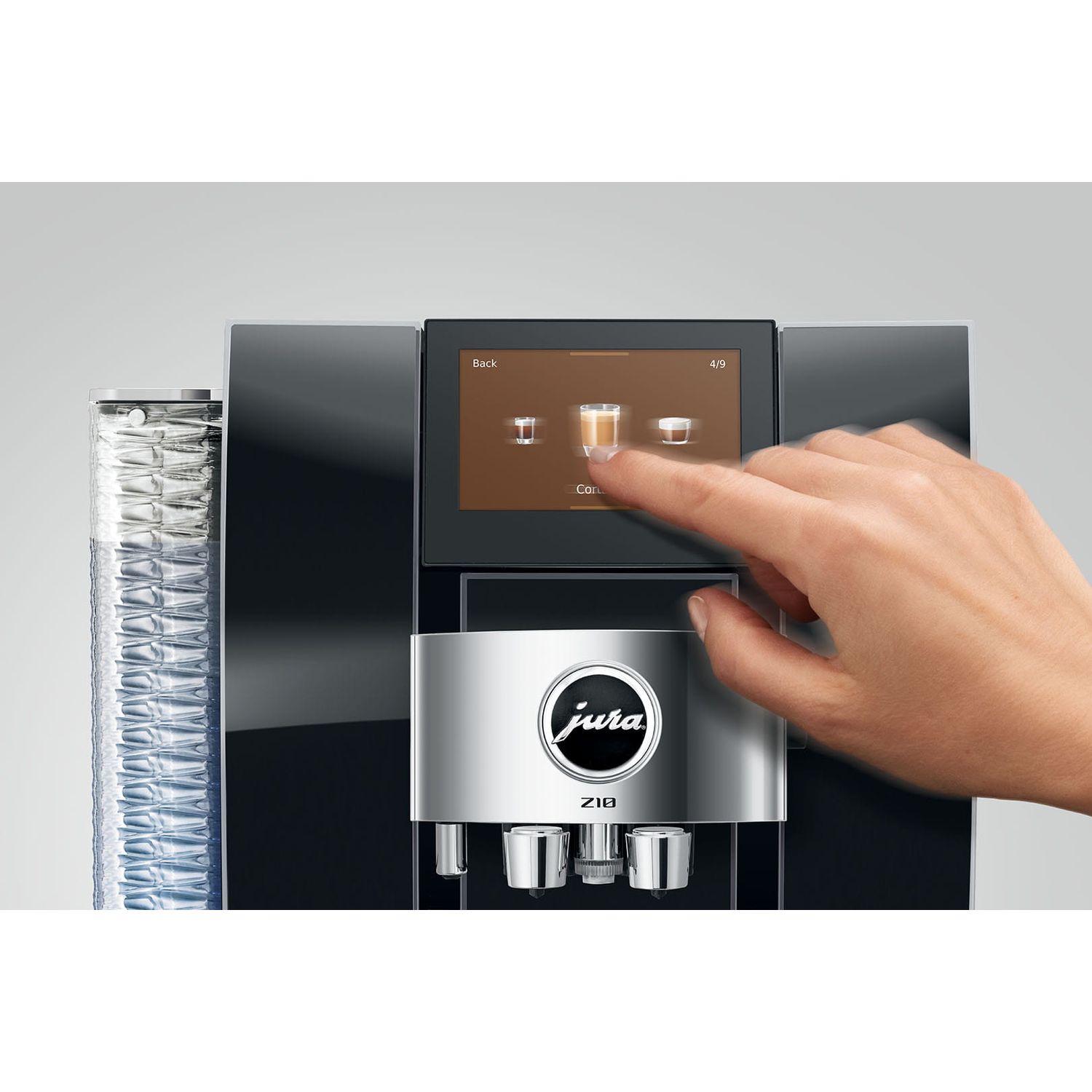 Een hand raakt een koffiezetapparaatscherm aan met koffieopties.