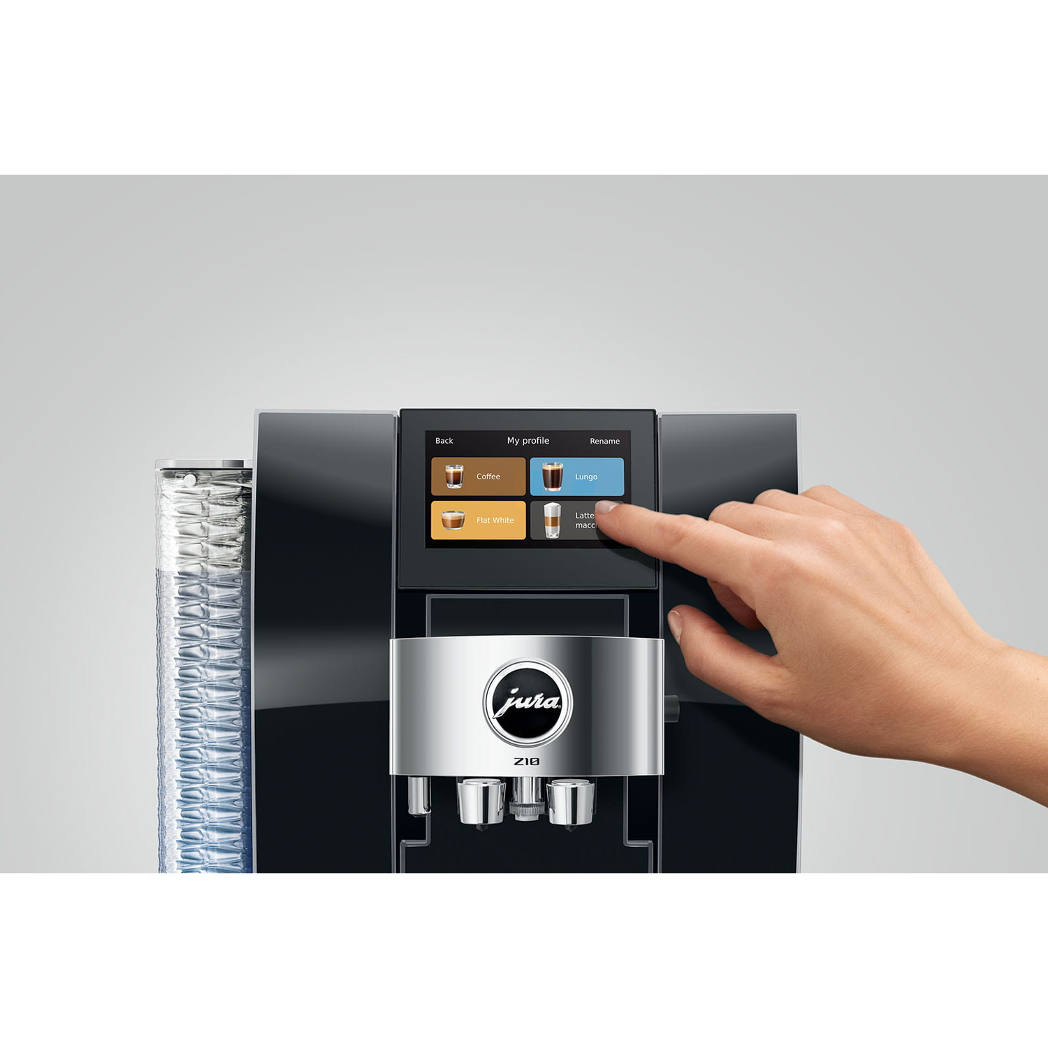 Een hand raakt het scherm van een zwarte koffiemachine aan met opties als Koffie, Lungo, Flat White.