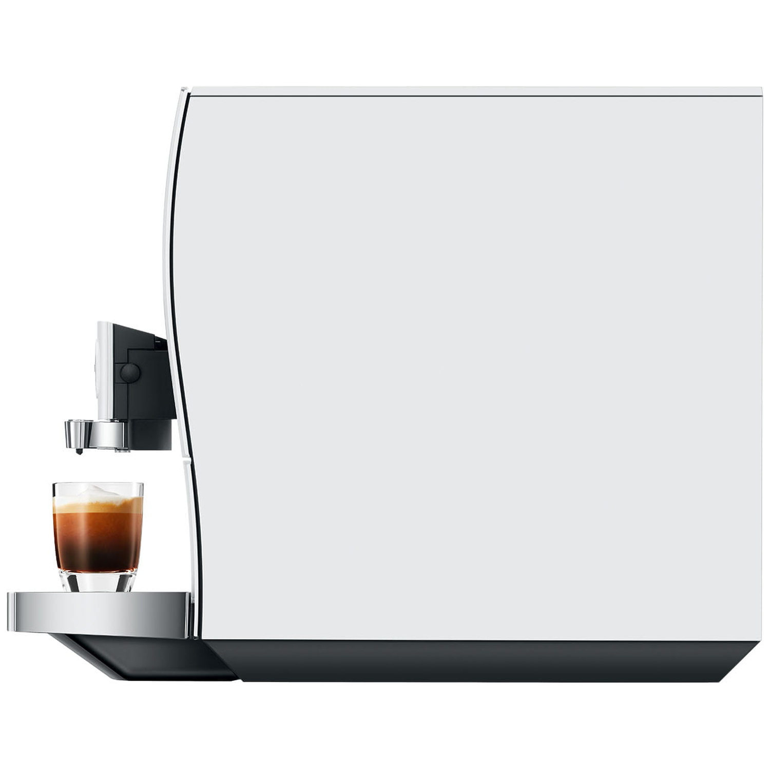 Een witte koffiemachine met een glas espresso en schuim.