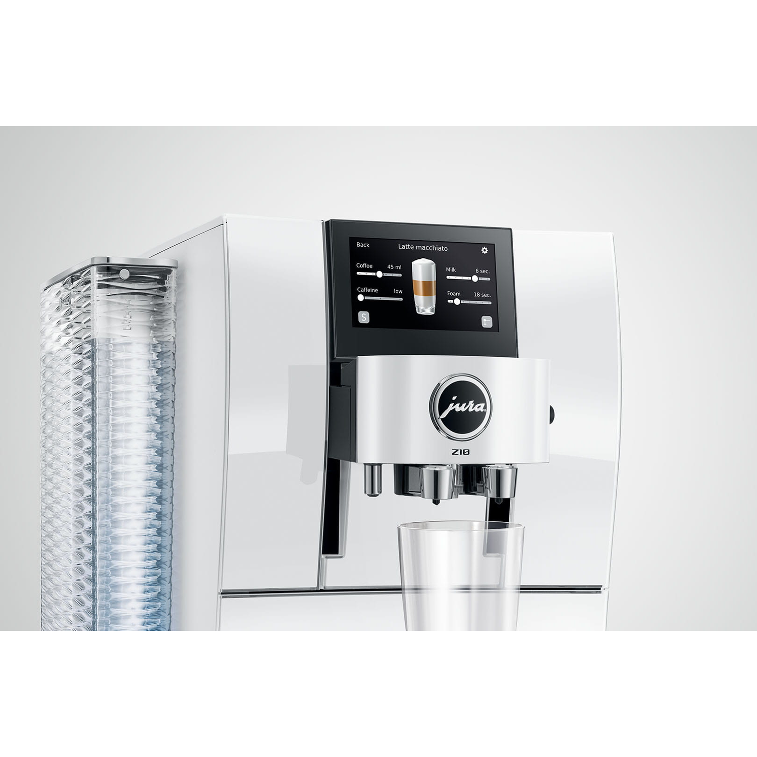Witte koffiemachine met melkreservoir, scherm en glas.
