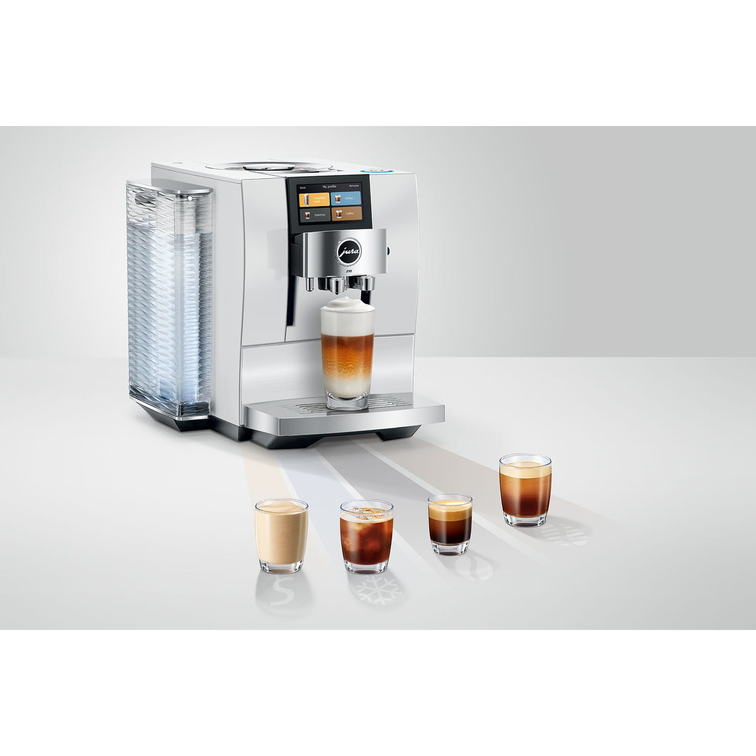 Een witte volautomatische koffiemachine met een glas melkschuimkoffie en drie espresso's.