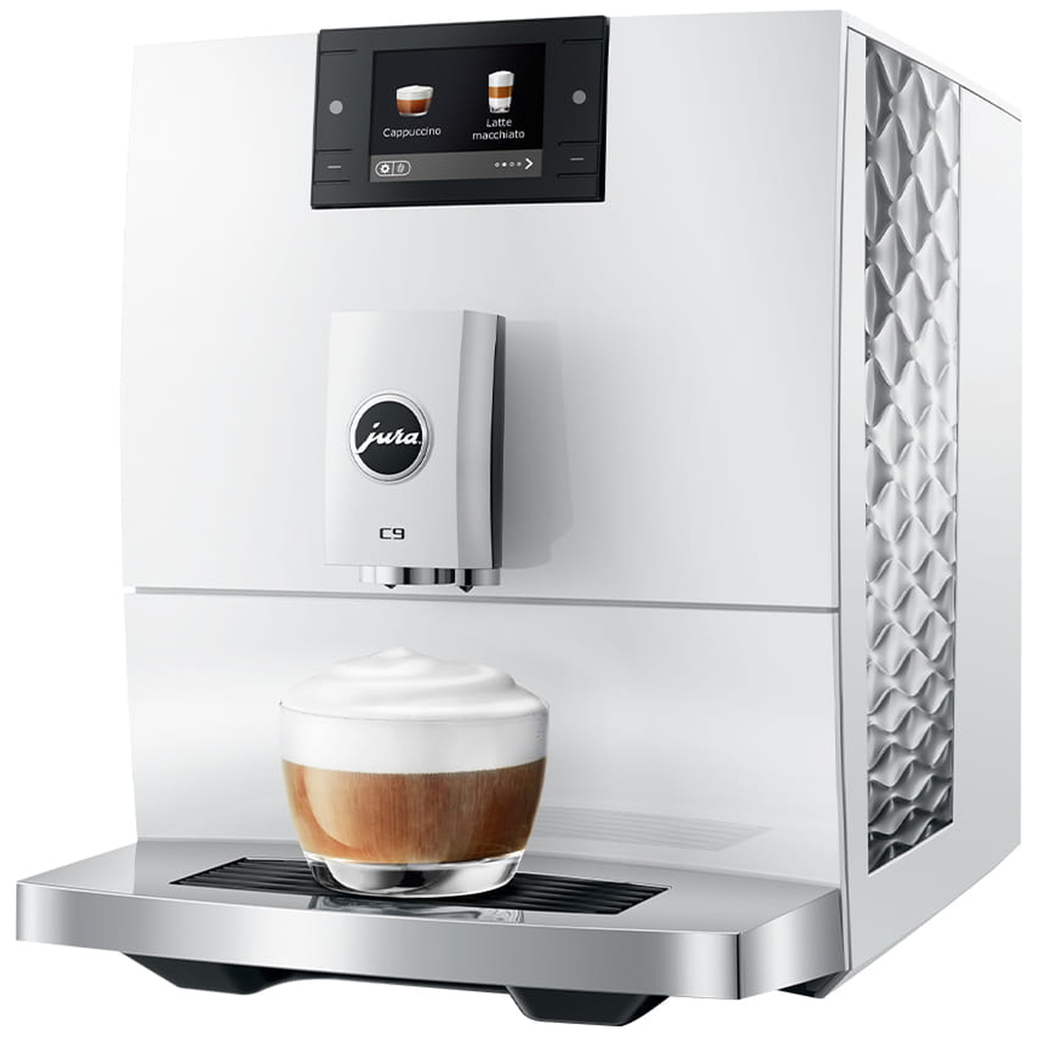 Een witte koffiemachine met een glas cappuccino met romig melkschuim.