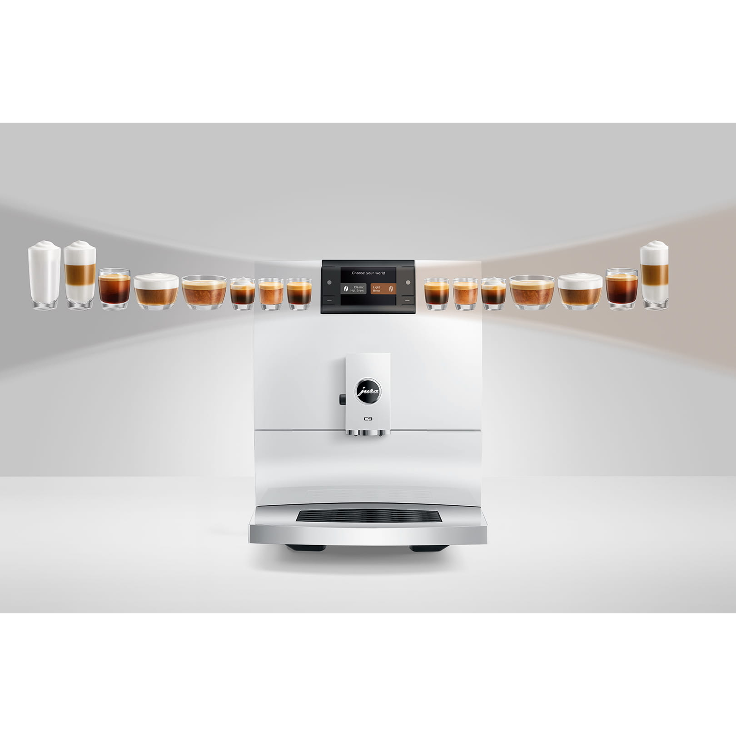 Een witte volautomatische koffiemachine met diverse koffiedrankjes in glazen ervoor.