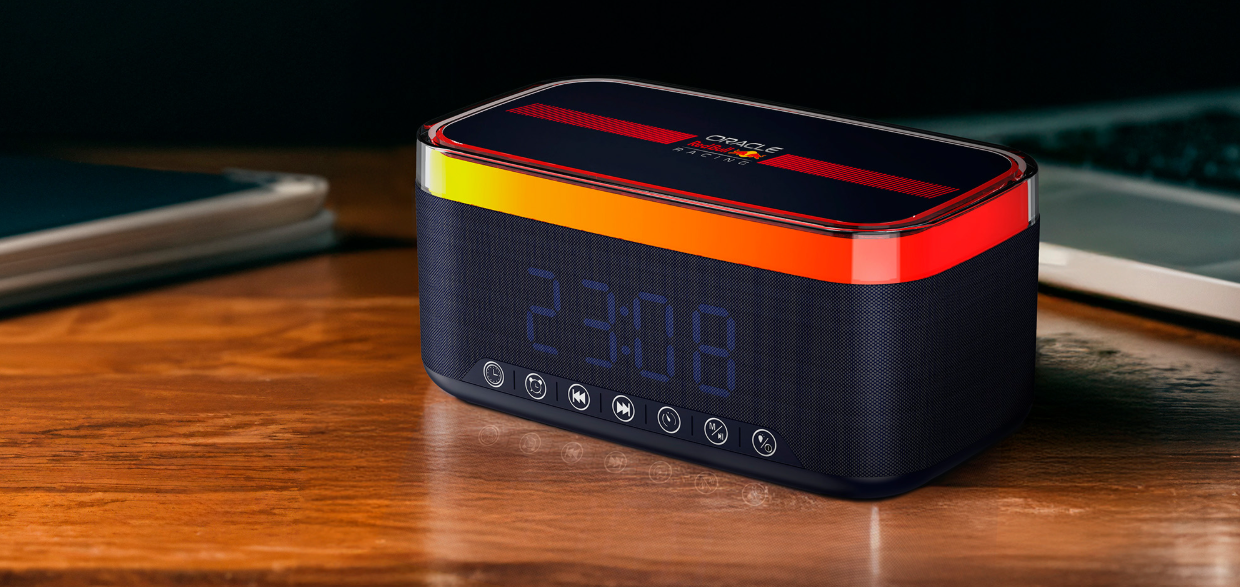 Ein schwarzer Bluetooth-Lautsprecher mit digitaler Anzeige und Red Bull Racing-Logo.