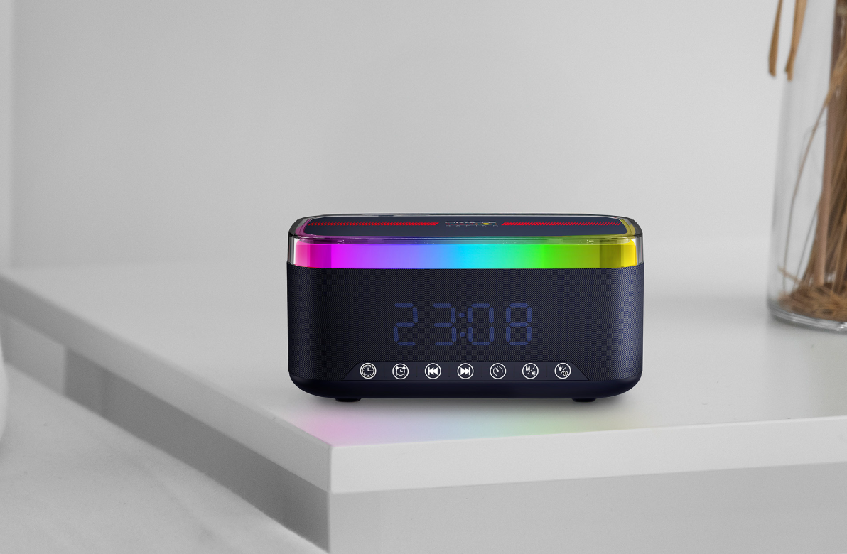 Ein dunkler Bluetooth-Lautsprecher mit RGB-Beleuchtung und digitaler Zeitanzeige.