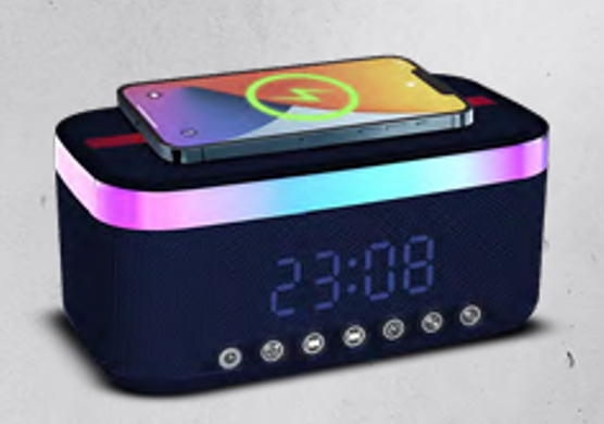 Dunkelblauer Lautsprecher mit Uhrzeit 23:08, Handy lädt, mit RGB-Beleuchtung.