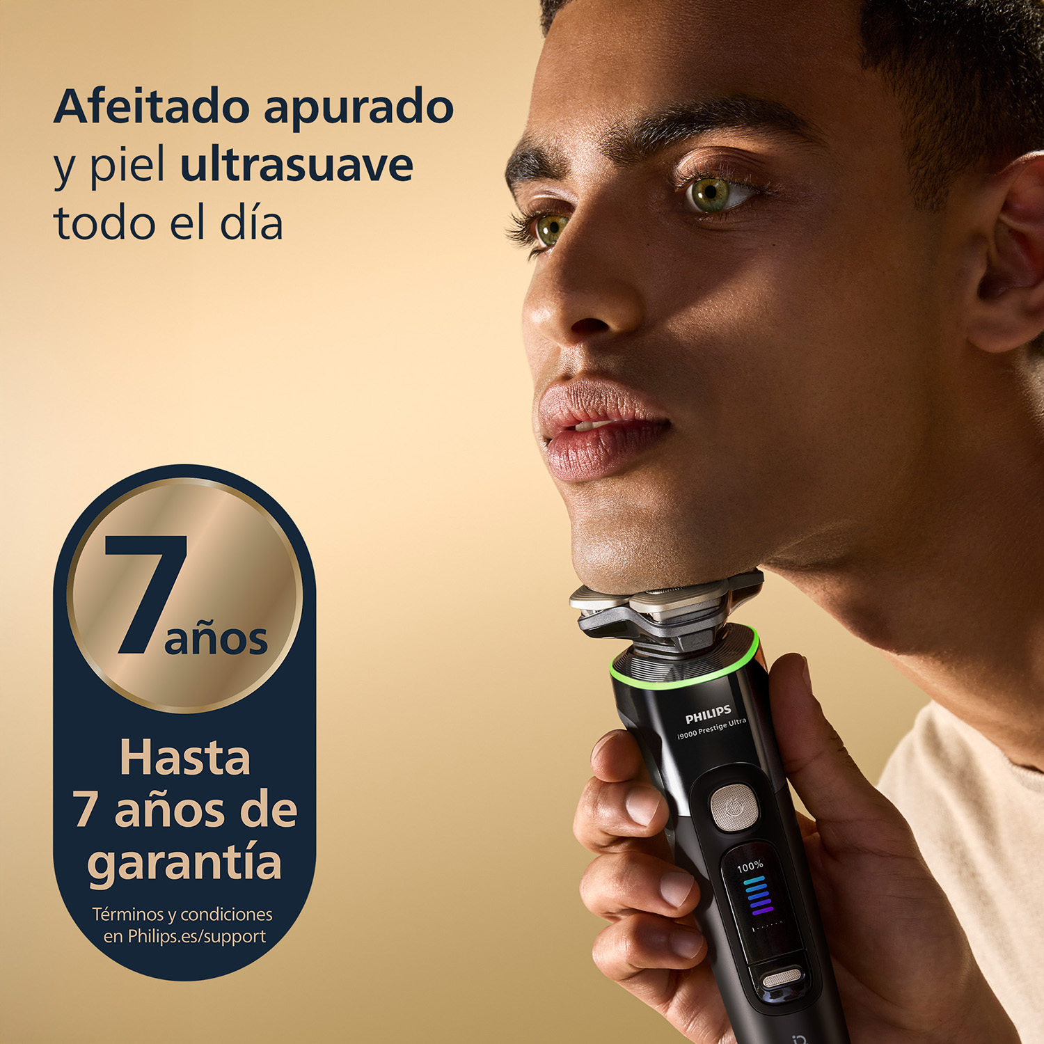Hombre afeitándose con afeitadora Philips. 7 años de garantía.