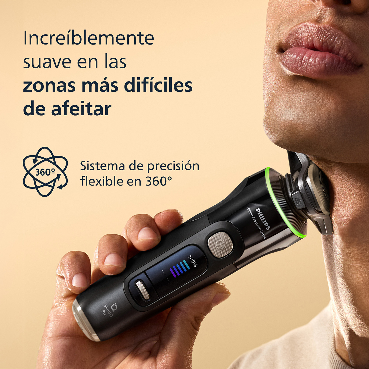 Hombre sostiene afeitadora negra Philips con detalles verdes tocando la piel.