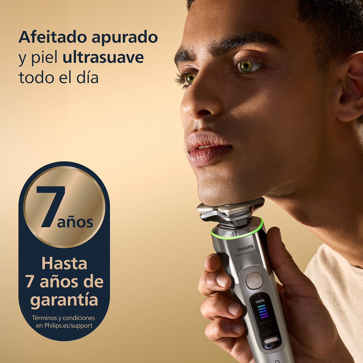 Un hombre se afeita con una afeitadora Philips plateada con pantalla.