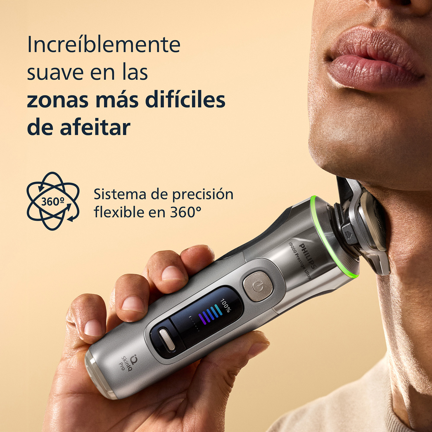 Un hombre sostiene una afeitadora Philips plateada con anillo verde, afeitándose la piel.