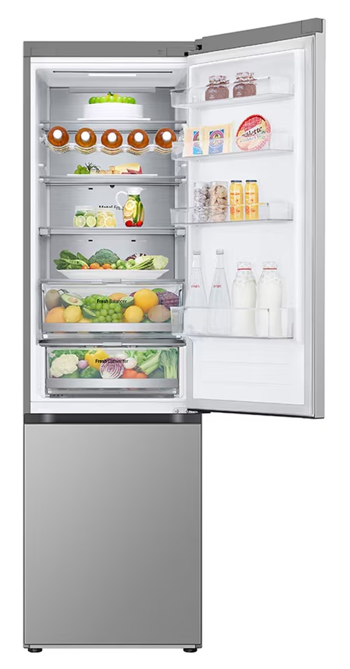 Otwarta lodówka z żywnością: owoce, warzywa, napoje, ser i dżem.