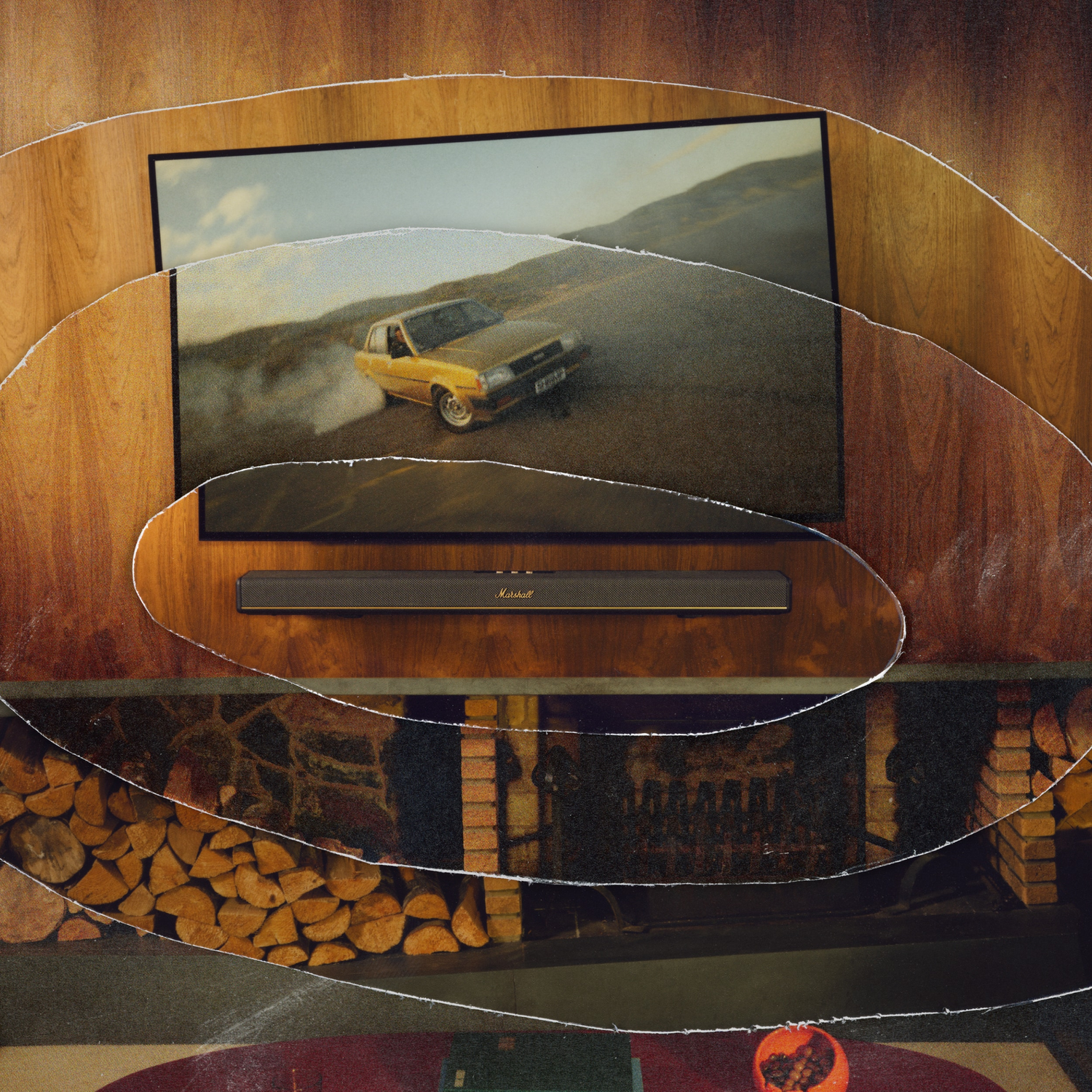 Gele auto driftend op stoffige weg, Marshall soundbar boven open haard met hout.