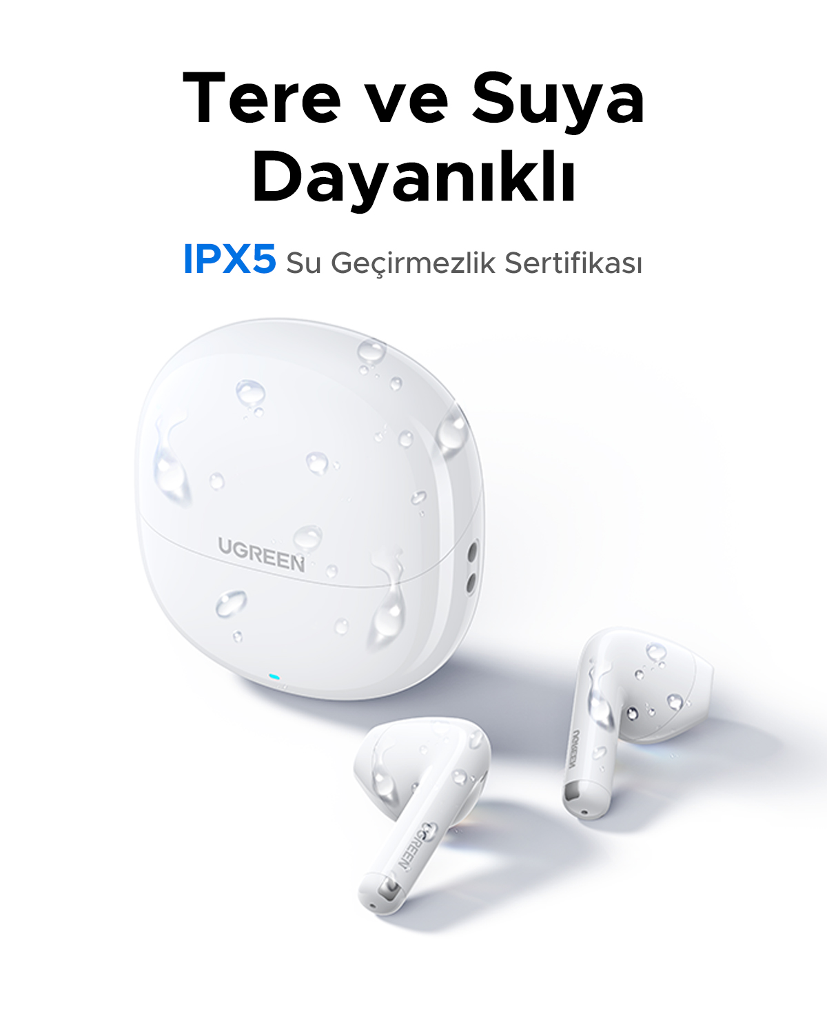 Su damlalı beyaz kulaklıklar, şarj kutusunun yanında. IPX5 sertifikalıdır.