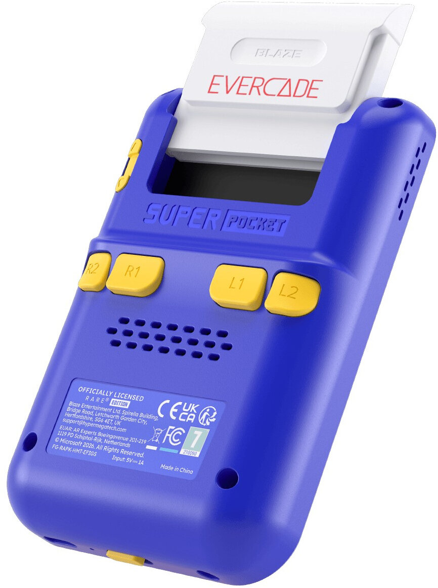 Niebieska przenośna konsola do gier retro z żółtymi przyciskami i włożoną kasetą z grą EVERCADE.