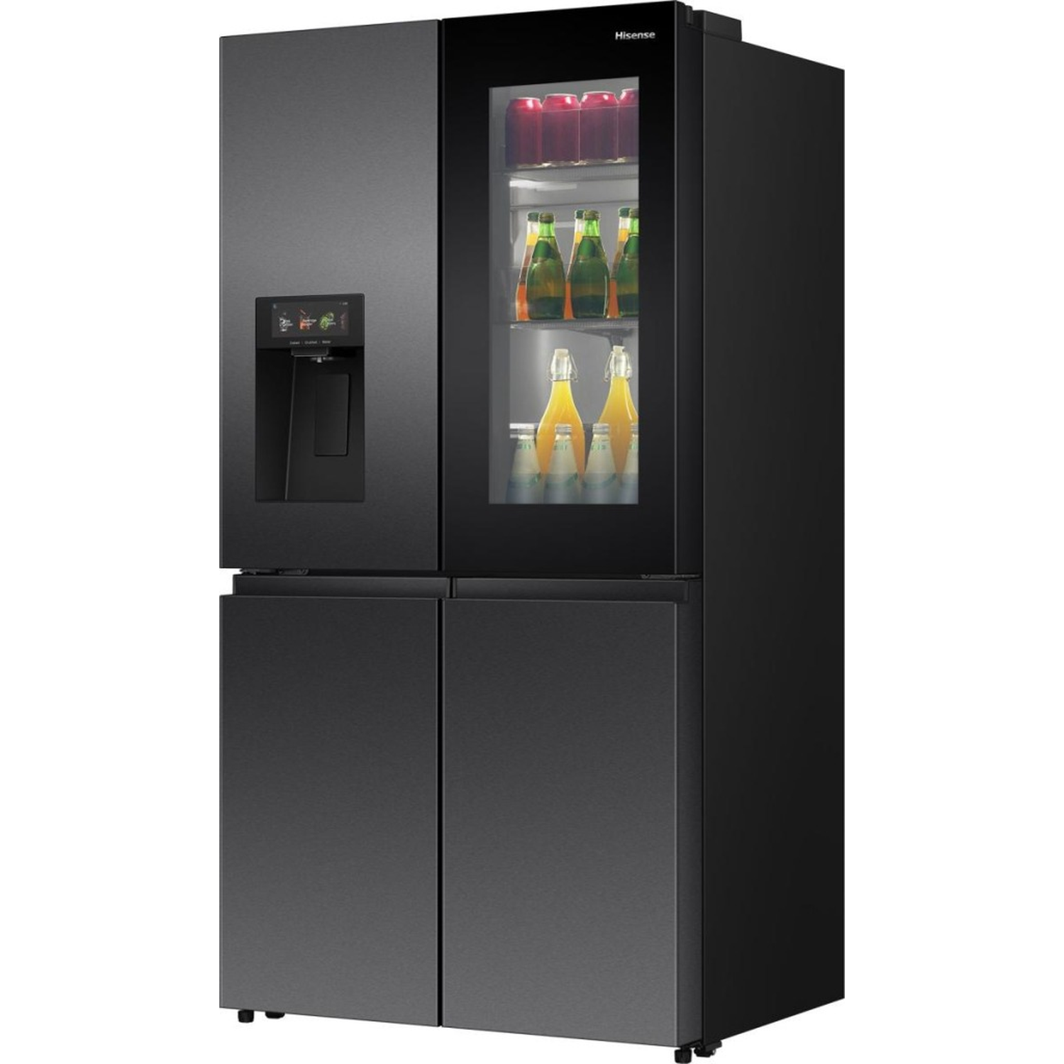 Een zwarte Hisense koelkast met een glazen deur met dranken erin.