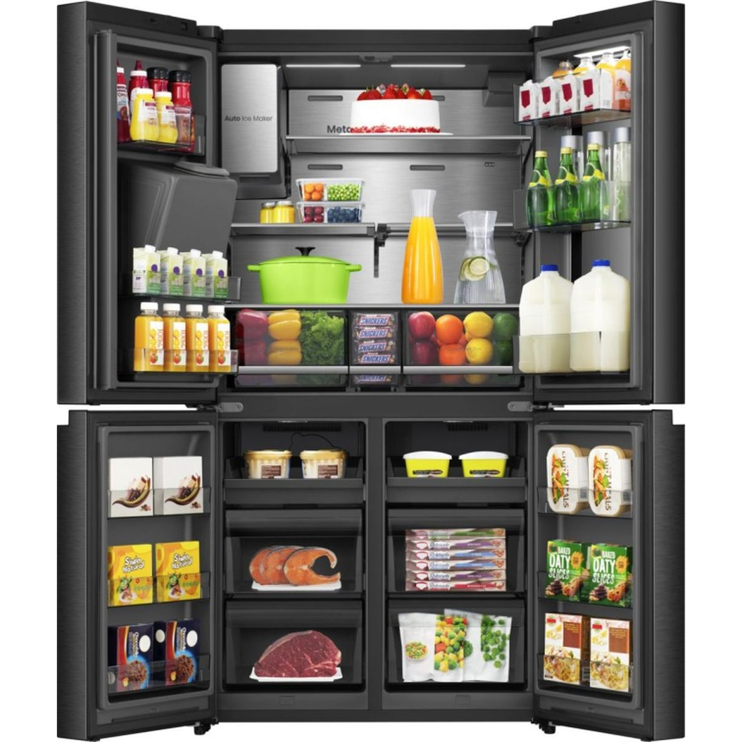 Een open koelkast gevuld met boodschappen zoals melk, sap, fruit, groenten, taart en vlees.