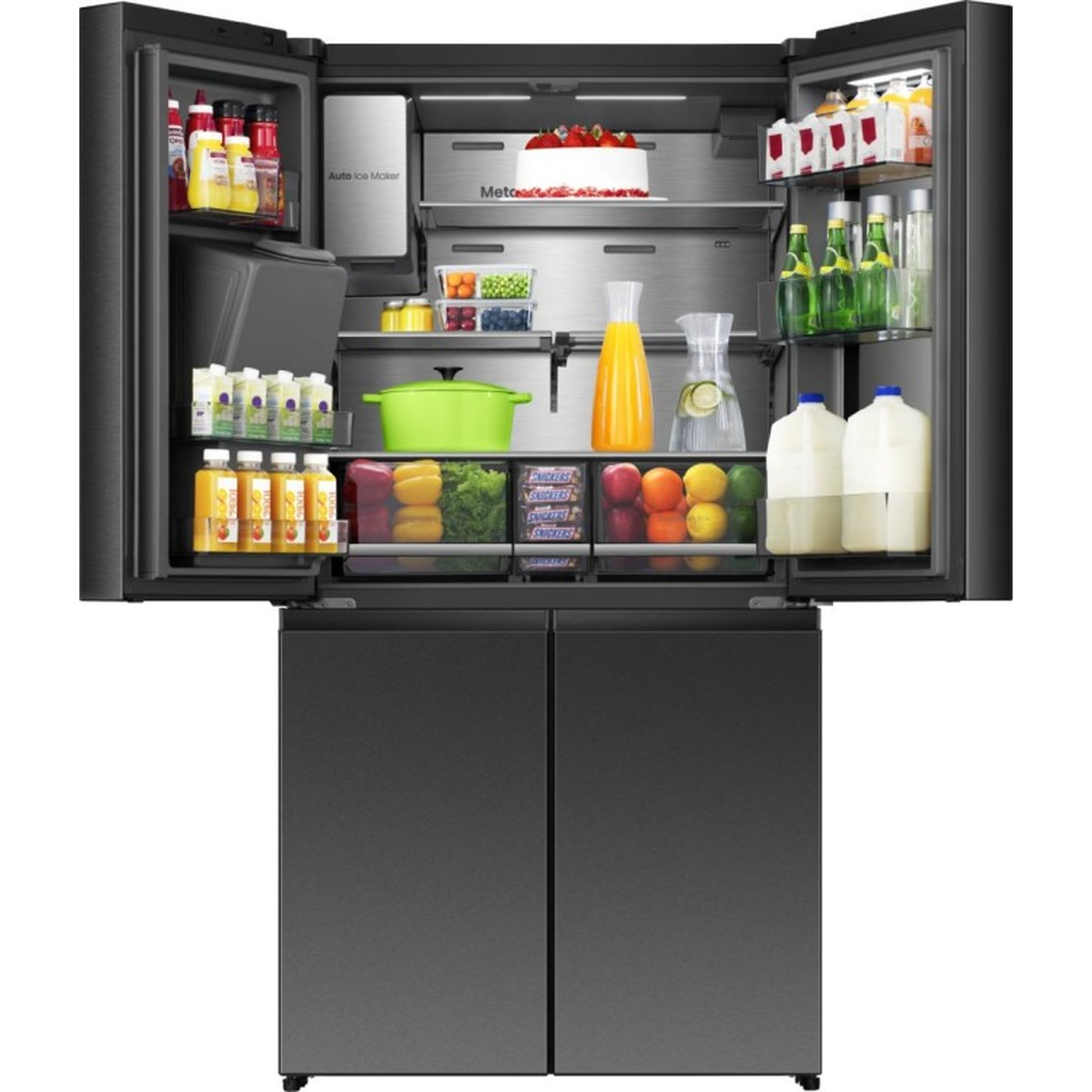 Open koelkast gevuld met voedsel: dranken, melk, sap, fruit, groenten, taart en ijsmachine.